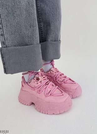 Розовые кожаные кроссовки на толстой грубой массивной подошве платформе