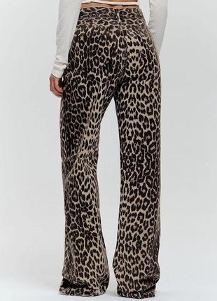 Самі трендові джинси штани в леопардовий принт8 фото