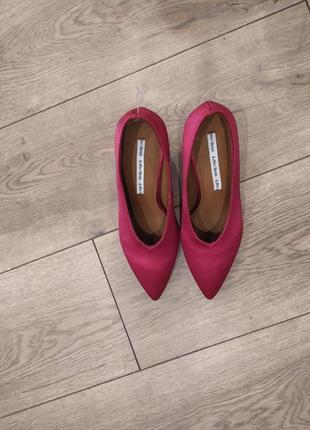 Туфлі шкіряні атласні з круглим каблуком з в-вирізом кольору фуксії other stories3 фото