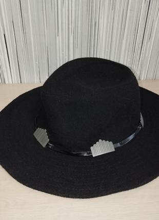 Чорний капелюх федора з срібним декоруванням по обідку5 фото