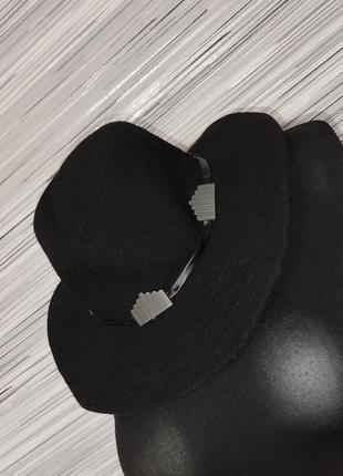 Чорний капелюх федора з срібним декоруванням по обідку7 фото