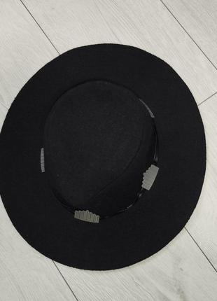 Чорний капелюх федора з срібним декоруванням по обідку4 фото