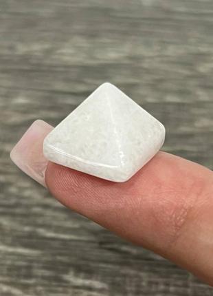 Пирамидка из натурального камня белый кварц - оригинальный сувенир на подарок парню, девушке