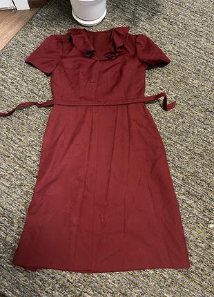 Красива бордова вантажна сукня з поясом і воланами л хл