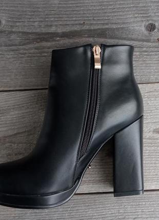 Класичні чорні жіночі ботильйони черевики демі під шкіру високий каблук полуботинки демісезонні4 фото