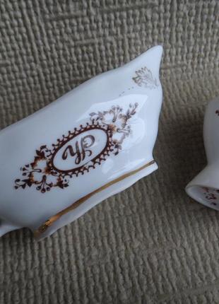 Соусник и солонка, корстень, фарфор.