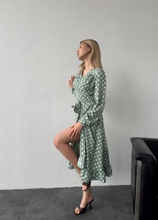 Стильне класичне класне красиве гарненьке зручне модне трендове просте плаття сукня зелена в горох горошок на запах міді8 фото