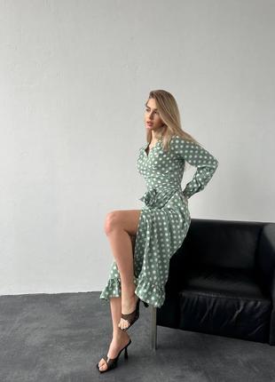 Стильне класичне класне красиве гарненьке зручне модне трендове просте плаття сукня зелена в горох горошок на запах міді4 фото