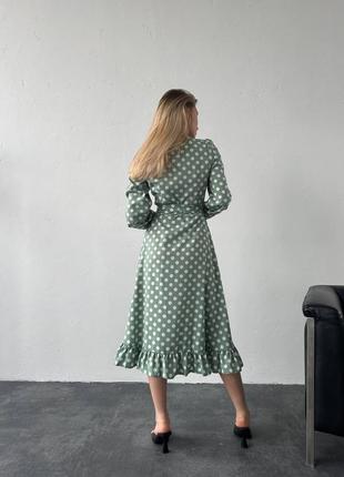 Стильне класичне класне красиве гарненьке зручне модне трендове просте плаття сукня зелена в горох горошок на запах міді5 фото