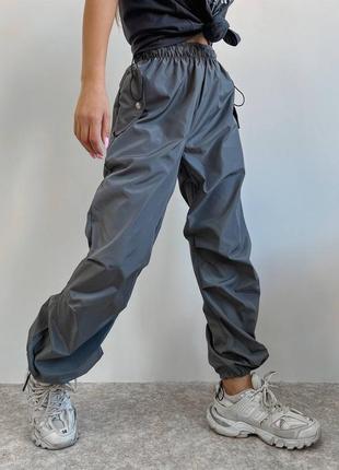 Мягкие теплые брюки с карманами, талия сзади на резинке, внизу подгиб.