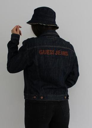Стильна джинсова куртка з великим логотипом guess