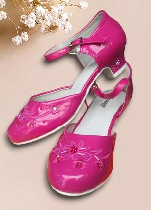 Туфли малиновые, розовые лаковые на каблуке для девочки полноразмерные праздничные 3 см каблук1 фото
