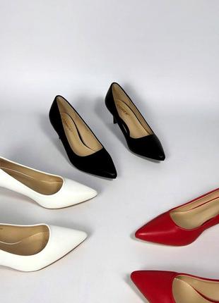 Трендові класичні туфлі човники на низьких підборах рюмочка з гострим носиком чорні білі червоні1 фото