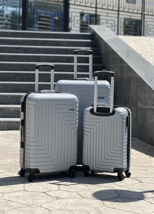 Ударопрочный пластиковый средний чемодан дорожный m на колесах 75 литров3 фото