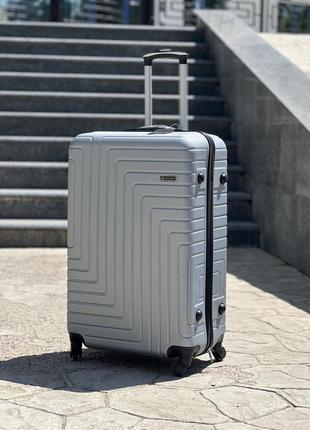 Ударопрочный пластиковый средний чемодан дорожный m на колесах 75 литров6 фото