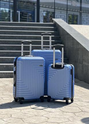Ударопрочный пластиковый средний чемодан дорожный m на колесах 75 литров3 фото