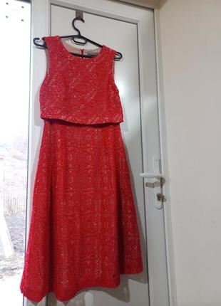 Червона сукня міді