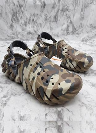 Крокс екхо клог бежеві камуфляжні crocs echo camo redux clog charcoal