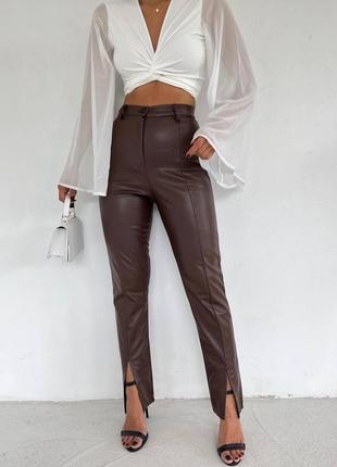 Жіночі трендові брюки з екошкіри з розрізами в розмірах 42-44 та 44-46