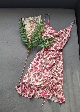 Стильное короткое платье на тонких бретелях с стяжкой на ножке в цветочный принт сетка