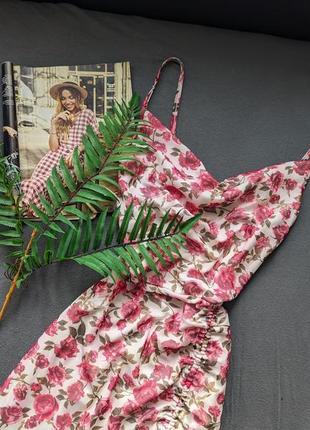 Стильна коротка сукня на тонких бретелях зі стяжкою на ніжці в квітковий принт сітка2 фото