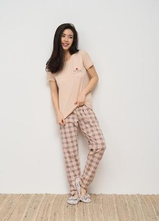 Жіноча піжама зі штанами у клітинку - футболка із написом1 фото
