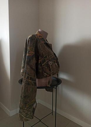 Камуфляжна укорочена куртка з накладними карманами3 фото