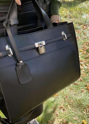 Жіноча велика сумка з замочком чорна еко шкіра, сумочка на плече з декоративним замком10 фото