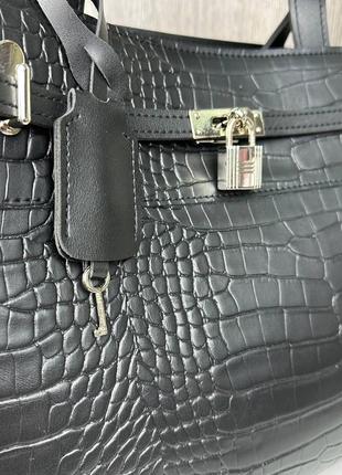 Большая женская сумка под рептилию с декоративным замком черная. сумочка на плечо рептилия крокодил замочек9 фото