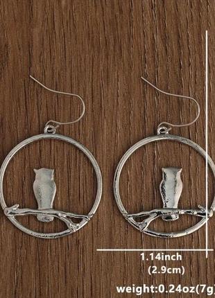Изящные круглые женские серьги-подвески серебряного цвета в виде совы3 фото