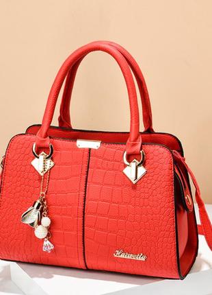 Женская сумка рептилия с брелком красный
