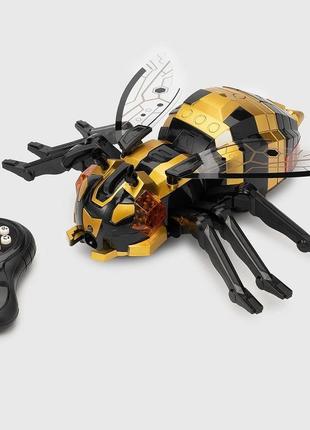 Дитяча іграшка бджола на пульті керування випускна пара світяться очі