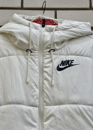 Біла коротка куртка з капюшоном оригінал nike9 фото