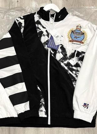Спортивна куртка вітрівка чоловіча reebok classics intl flag fq2210 black/white1 фото