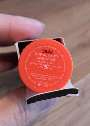 Кремові рум'яна в стіку huda beauty cheeky tint blush stick відтінок 'coral cutie'2 фото