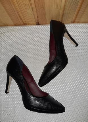 Чёрные кожаные туфли лодочки с тиснением под рептилию на каблуке5 фото