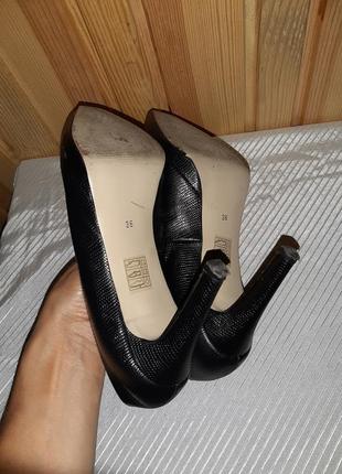 Чёрные кожаные туфли лодочки с тиснением под рептилию на каблуке10 фото
