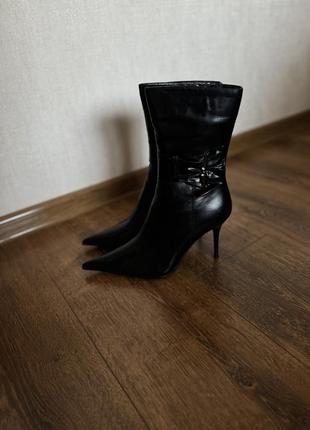 Стильная теплые чёрная кожаная сапоги ботильоны ба ботинки на высоком каблуке шпилька лодочки 38 размер италия  с пряжкой7 фото