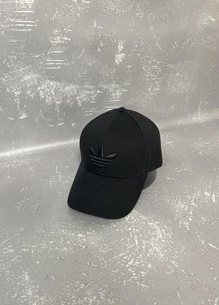 Чорна кепка з вишивкою adidas(адидас). кепка з сіткою