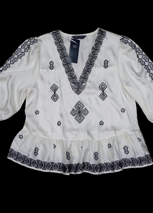 Атласная блузка с v-образным вырезом и вышивкой
