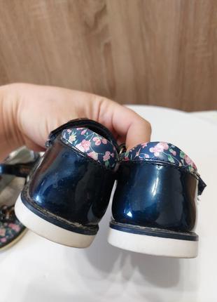 Туфлі для дівчинки в квіти7 фото