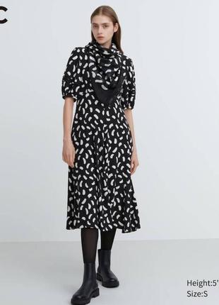 Платье uniqlo:c черное printed balloon sleeved dress