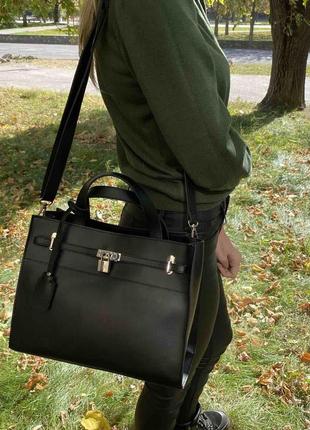 Жіноча велика сумка з замочком чорна еко шкіра, сумочка на плече з декоративним замком6 фото
