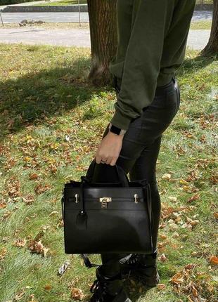 Жіноча велика сумка з замочком чорна еко шкіра, сумочка на плече з декоративним замком7 фото