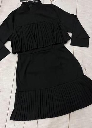 Кукольное черное платье плиссе, с рюшами размер xs-s  prettylittlething4 фото
