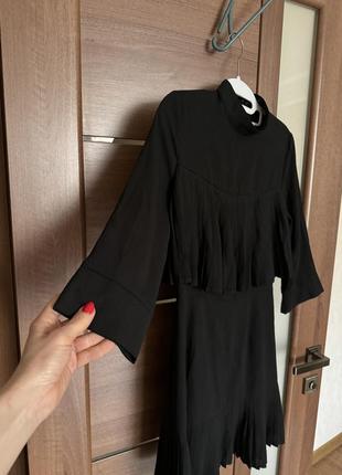 Кукольное черное платье плиссе, с рюшами размер xs-s  prettylittlething9 фото
