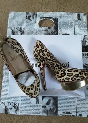 Супер тигрові туфлі крістіан лобутен