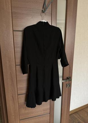 Кукольное черное платье плиссе, с рюшами размер xs-s  prettylittlething5 фото