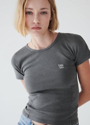 Zara футболка в рубчик с эффектом потертости и надписью, размер s