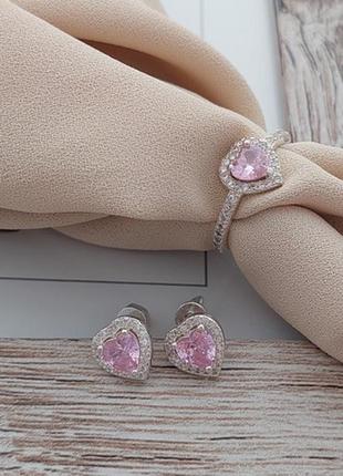 Комплект зі срібла сережки та каблучка сердечка з білими та рожевими фіанітами4 фото